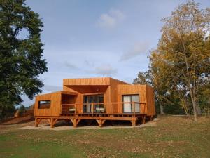 Фотография из галереи Les Lodges du golf de la Marterie в городе Saint-Félix-de-Reillac-et-Mortemart