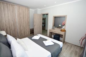 Łóżko lub łóżka w pokoju w obiekcie Blue North Luxury Apartment