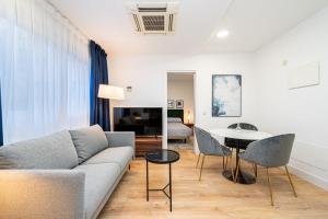 พื้นที่นั่งเล่นของ Los Robles Stylish & Modern 1 Bedroom Apartment in Madrid Conde Orgaz