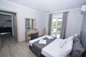 Łóżko lub łóżka w pokoju w obiekcie Blue North Luxury Apartment