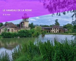 勒謝奈的住宿－Le cocon des couples tout proche Versailles - en face de l'Hôpital Mignot，房屋和湖泊的照片