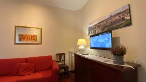 Una televisión o centro de entretenimiento en La Dimora 2 fotos más
