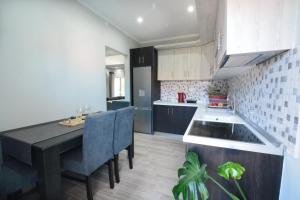 Kuchnia lub aneks kuchenny w obiekcie Blue North Luxury Apartment