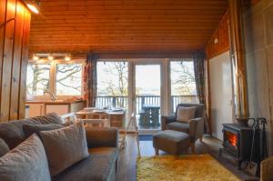 Ruang duduk di Loch Aweside Forest Cabins