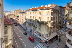 Nespecifikovaný výhled na destinaci Rijeka nebo výhled na město při pohledu z apartmánu