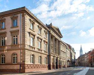 斯特拉斯堡Hôtel LÉONOR the place to live的城市街道上的一排建筑物 更多37张照片