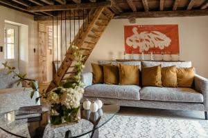 sala de estar con sofá y mesa en Clos des Dames de Lancharre en Chapaize
