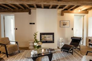 uma sala de estar com mesa e cadeiras em Clos des Dames de Lancharre em Chapaize