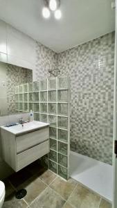 a bathroom with a sink and a shower at Vivienda Paseo 9 Baeza in Baeza