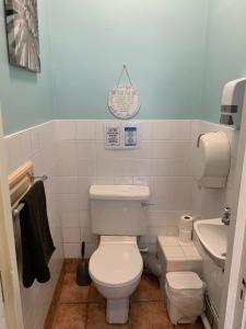 uma casa de banho com um WC branco e um lavatório. em Bedrock Lodge em Bristol
