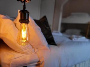 Кровать или кровати в номере Sea view Penthouse flat 6 with fast WiFi and Free PARKING