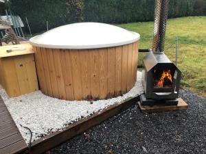 - un bain à remous et une cuisinière dans la cour dans l'établissement Le bain de la lesse, à Tellin