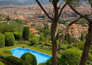 Bazén v ubytování Hotel Torre di Bellosguardo nebo v jeho okolí