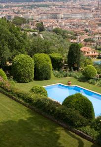 Bazén v ubytování Hotel Torre di Bellosguardo nebo v jeho okolí
