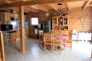 eine Küche und ein Esszimmer mit einem Tisch und Stühlen in der Unterkunft Boost Your Immo Chalet Aiguilles Réallon ChalAig2 in Réallon