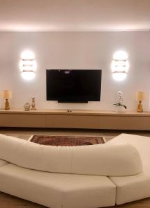 Televízia a/alebo spoločenská miestnosť v ubytovaní Gonzaga Guest House