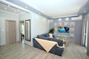 salon z kanapą i stołem w obiekcie Blue North Luxury Apartment w mieście Limenas