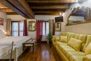 un dormitorio con una cama y un sofá en Leoncin d'oro, en Verona