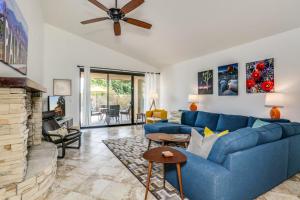 un soggiorno con divano blu e camino di Sundance Getaway Permit# 4051 a Palm Springs