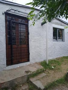 ein weißes Gebäude mit einer Tür und einem Fenster in der Unterkunft La fortuna in Las Toscas