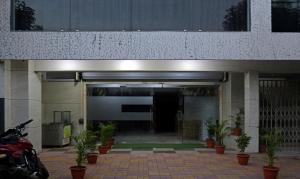 budynek z garażem z zaparkowanym motocyklem w obiekcie Treebo Trend Royal Empire Indore w mieście Indore