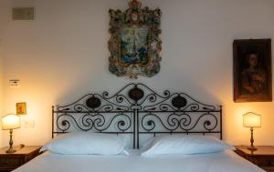 威尼斯的住宿－Ca' al Giglio - Appartamento Vista Canale，卧室配有一张床,墙上挂着一幅画
