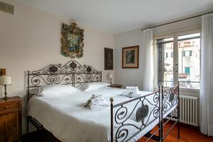 威尼斯的住宿－Ca' al Giglio - Appartamento Vista Canale，卧室配有一张白色大床,里面装满了动物