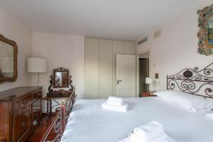 威尼斯的住宿－Ca' al Giglio - Appartamento Vista Canale，一间卧室配有两张床、一个梳妆台和镜子