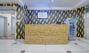 una camera con parete gialla e blu di Treebo Trend Royal Empire Indore a Indore