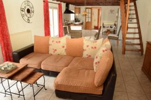 un soggiorno con divano e tavolo di Gite La Sente des Vignes a Hauteville
