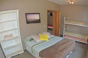 Un pat sau paturi într-o cameră la Residencial La Ferrugem - Pe na Areia