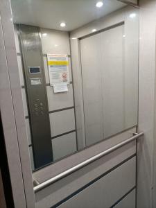 eine Tür mit einem Spiegel in einem Aufzug in der Unterkunft Pensione Delfino Azzurro in Loreto