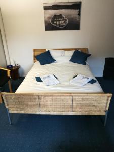 a bed in a room with two towels on it at Casa Koraal - Old Town Zug in Zug