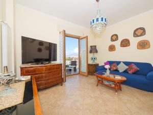 un soggiorno con divano blu e TV di ARANCI 67 - convenient apartment in Sorrento centre a Sorrento