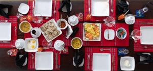 The Glasshouse Victoria Villa, Kandy في ديغانا: طاولة عليها أطباق من الطعام