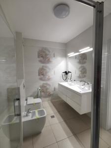 a bathroom with two sinks and a tub and a mirror at Rose Residence in Gura Humorului