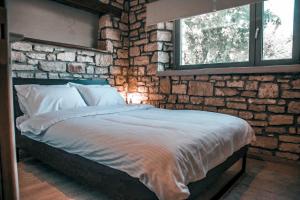 Postel nebo postele na pokoji v ubytování Epirus Stone Suites