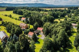 een luchtzicht op een dorp met bomen en huizen bij Karkonoska Przystań u Lisa in Chmieleń