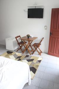 Uma TV ou centro de entretenimento em Hotel Bela Onda