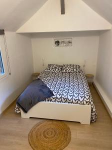 een slaapkamer met een bed in een kamer bij Le Marais Vous - Duplex en centre-ville. in Provins
