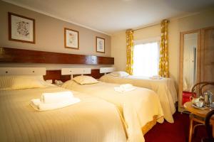 Кровать или кровати в номере Ashley Hotel