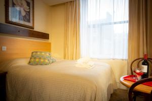 Letto o letti in una camera di Ashley Hotel