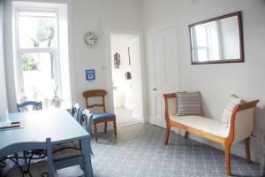 Posezení v ubytování Barns Serviced Accommodation