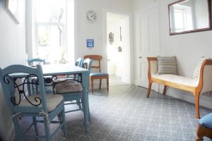 Posezení v ubytování Barns Serviced Accommodation