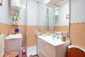 een badkamer met douche, wastafel en toilet bij Studio with a canarian atmosphere in the south in Costa Del Silencio +15 foto's