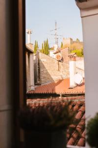 una ventana de un edificio con vistas en Guest House Rosemary, en Piran