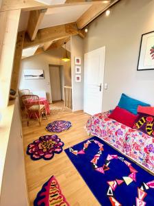 um quarto com uma cama e alguns tapetes no chão em Capella YourHostHelper em Caen