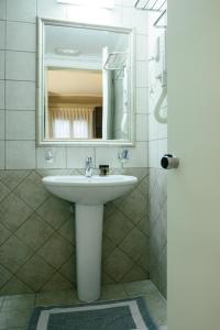 A bathroom at Grand Hotel Dentro