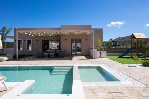 una casa con piscina di fronte a una casa di Koin Villa Sunrise, with Heated Pool & Whirlpool a Perama