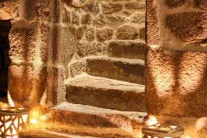 een set stenen trappen met verlichting erop bij KERBELEG, ferme-manoir du XVè siècle, chambres grand confort in Riec-sur-Bélon